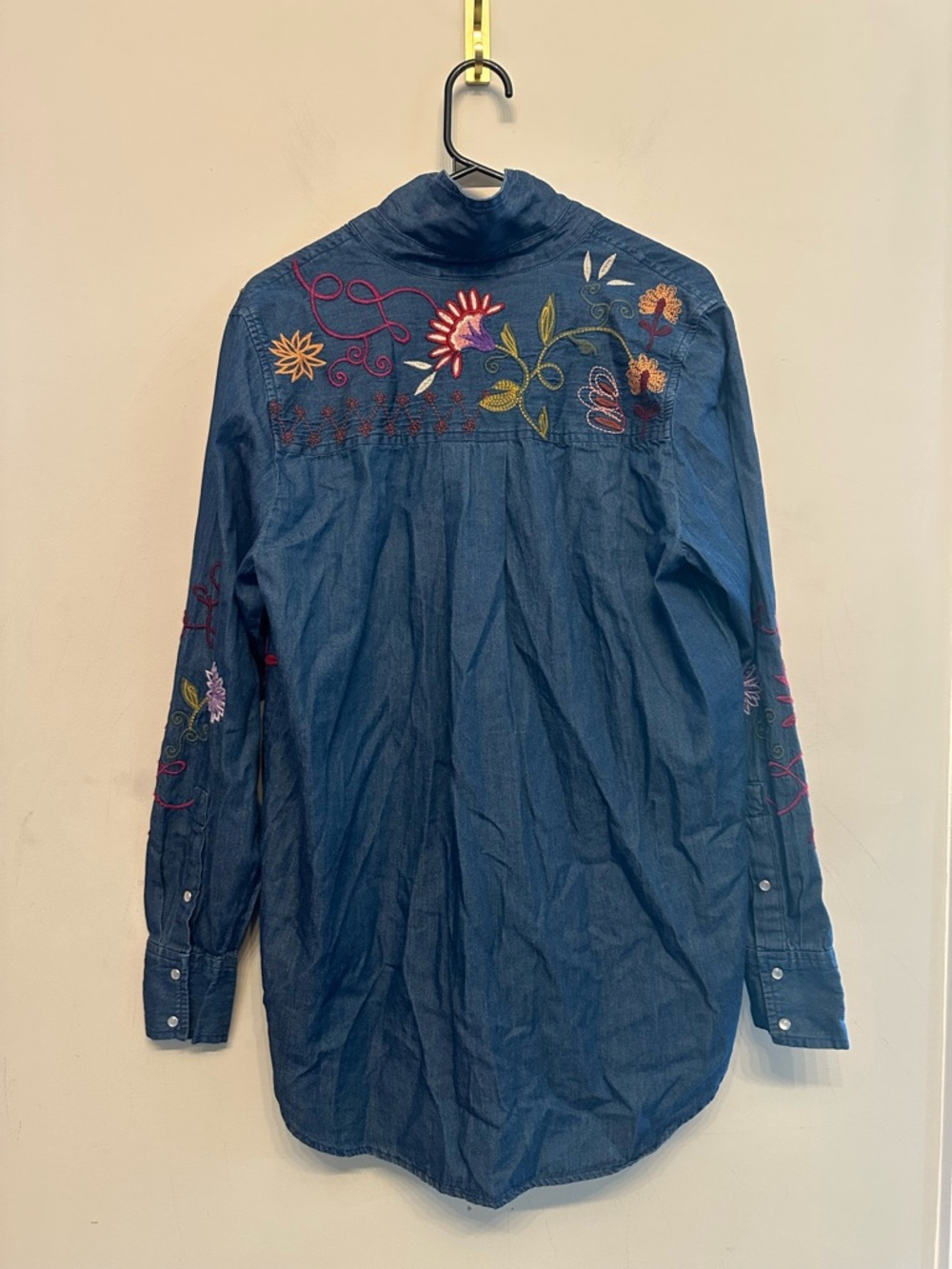 NWT Johnny Was Navy Blue Floral Embroidered Snap Button-Down Shirt Size Small - Picture 5 of 6